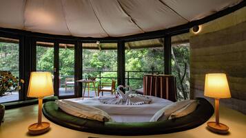 Earth Hut with Round Bed | Blackout curtains, free WiFi
