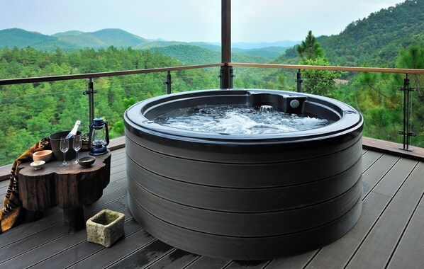 A hot tub on a balcony with a scenic mountain view. - Naked Stables (Huzhou)