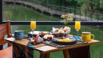 Blackout drapes, cribs/infant beds, free WiFi