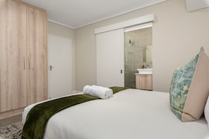 1 bedroom, in-room safe, laptop workspace, iron/ironing board - Waters Edge 109 (Cape Town)