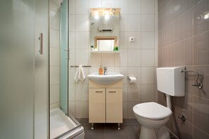 Apartment | Bathroom | Shower, hair dryer, towels, soap