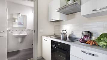 Full-sized fridge, microwave, oven, stovetop