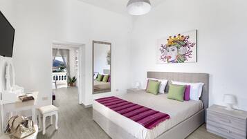 1 Schlafzimmer, individuell dekoriert, Schreibtisch