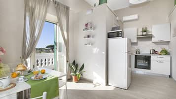 Lemari es besar, microwave, oven, dan kompor