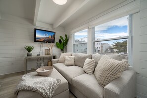 TV - Oceanfront four bedroom, two 1/2 bath townhome located on 86th St (Ocean City)