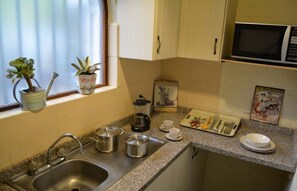 Kühlschrank, Mikrowelle, Herdplatte, Wasserkocher mit Kaffee-/Teezubehör