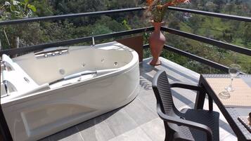 Chalet | Outdoor spa tub