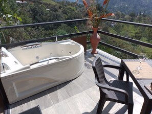 Chalet | Outdoor spa tub - Captivating 4-bed Chalet Las Casitas en el Aire (San Francisco)