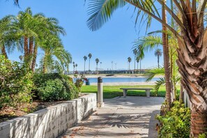 Property grounds - 820.5 Portsmouth Relaunch · Between Mission Bay & Beach Patio, Firepit Parking (San Diego)