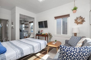 1 habitación, escritorio, tabla de planchar con plancha y wifi