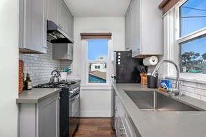 Refrigerador, microondas, horno y parrilla de estufa