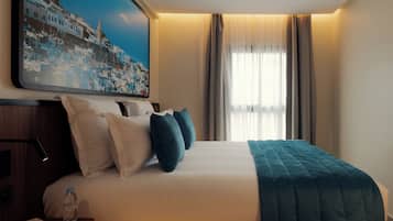 Desk, soundproofing, free WiFi, bed sheets