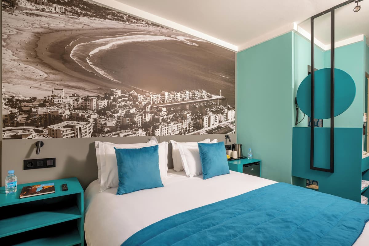 Habitación doble estándar | Escritorio, insonorización, wifi gratis y ropa de cama