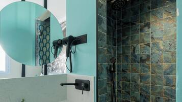 Chambre Double Standard | Salle de bain | Baignoire, serviettes fournies