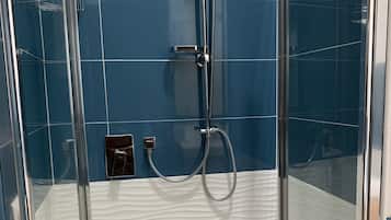 SĂšche-cheveux, serviettes fournies, papier toilette