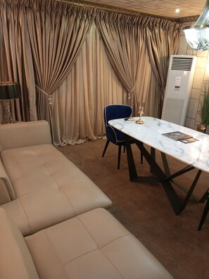 Phòng Suite Presidential | Bộ đồ giường cao cấp, két bảo mật tại phòng, trang trí khác biệt 