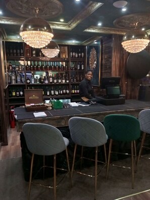 2 bars/lounges - No. 1 Hotel (Abuja)