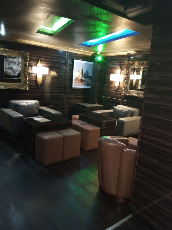 2 bares/lounges