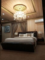 Ropa de cama de alta calidad y caja de seguridad en la habitación 