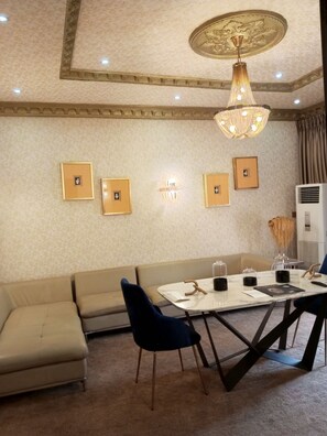 Phòng Suite Presidential | Bộ đồ giường cao cấp, két bảo mật tại phòng, trang trí khác biệt 