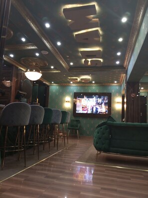 2 bares/lounges