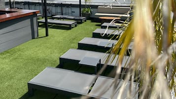 Una piscina al aire libre de temporada (de 09:30 a 19:30), sombrillas