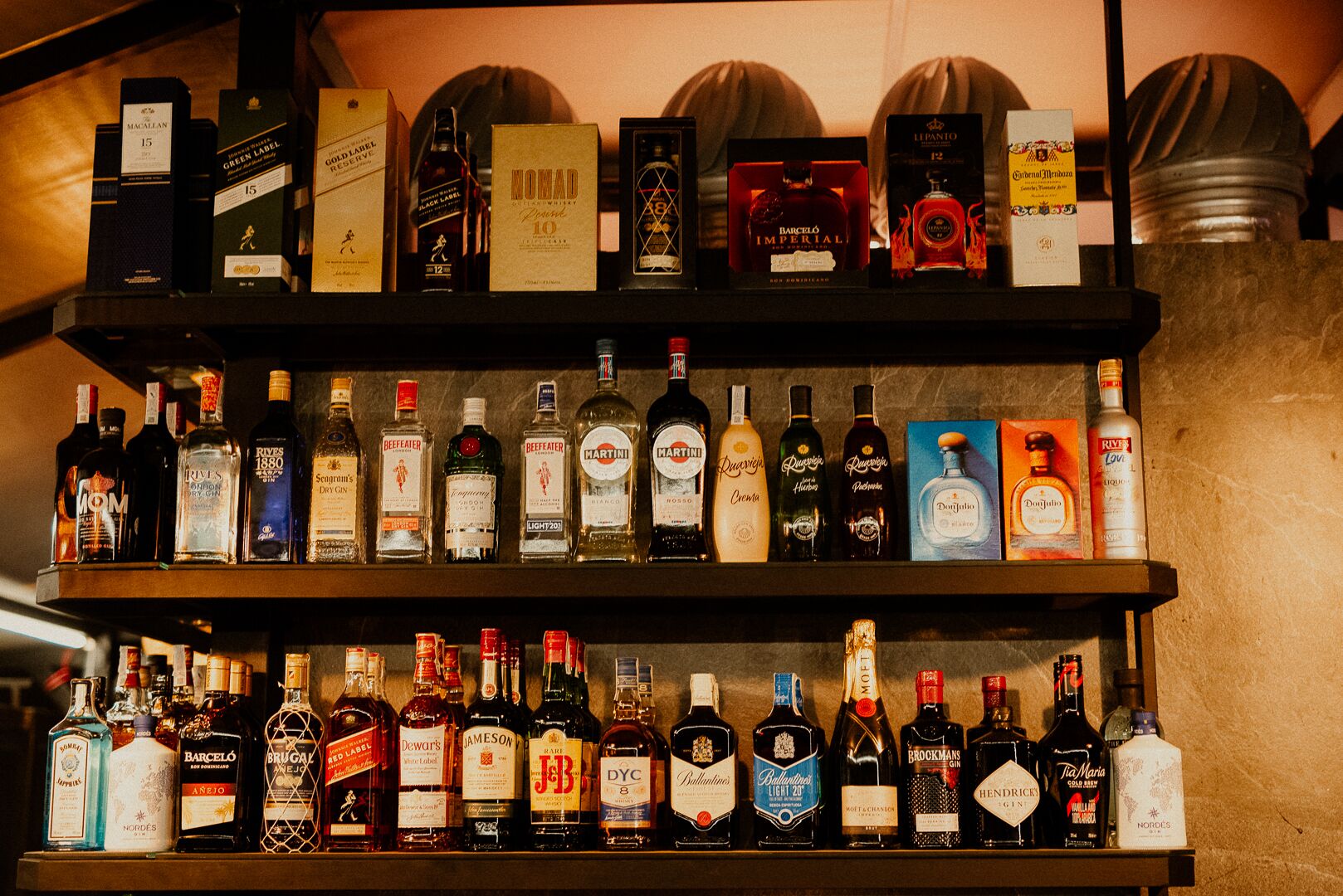 Eine Bar mit Regalen voller Spirituosenflaschen.