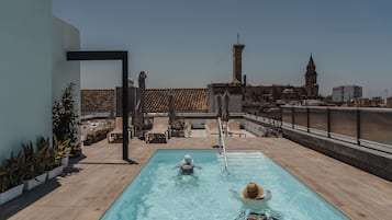 Piscine extérieure (ouverte en saison), parasols de plage