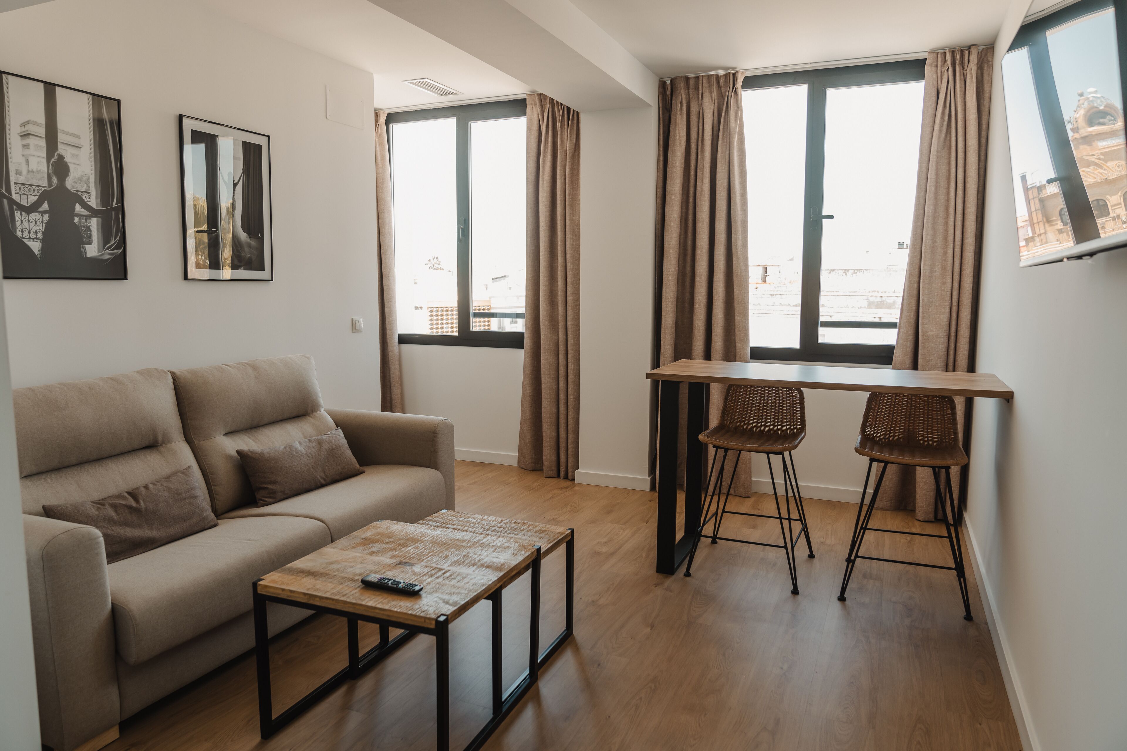 ห้องซูพีเรียสวีท, 1 ห้องนอน | บริเวณนั่งเล่น | สมาร์ททีวี 40 นิ้ว พร้อมช่องเคเบิล, ทีวี