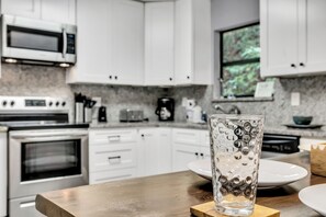 Kühlschrank, Mikrowelle, Geschirrspüler, Toaster