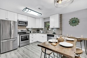 Kühlschrank, Mikrowelle, Geschirrspüler, Toaster