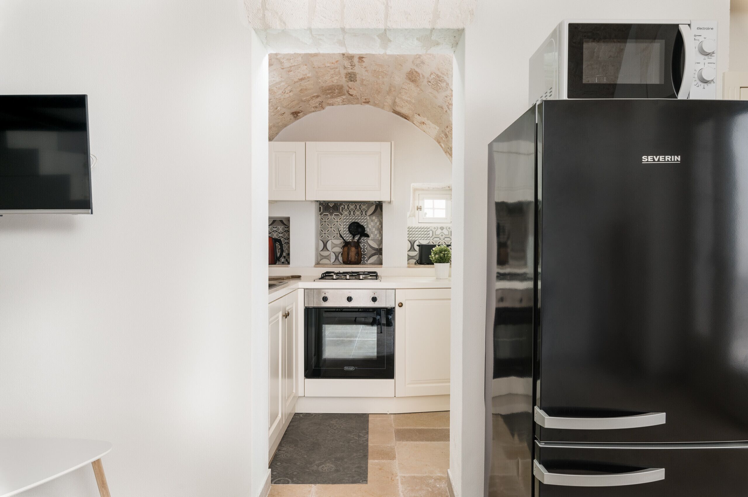 Een koelkast, een microgolfoven, een oven, een waterkoker