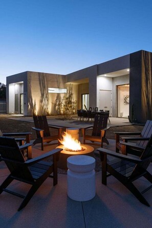 Terrace/patio - Vanguard by Fieldtrip | 5 Bd Private Luxury with Infinity Pool & Game Room (Yucca Valley)