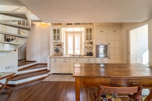 Kühlschrank, Ofen, Geschirrspüler, Wasserkocher