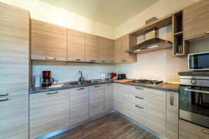 Kühlschrank, Mikrowelle, Ofen, Geschirrspüler