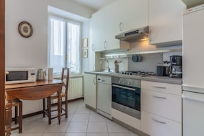 Frigorifero, microonde, forno, lavastoviglie