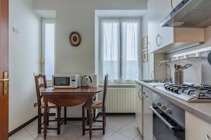 Frigorifero, microonde, forno, piano cottura