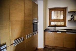 Réfrigérateur, micro-ondes, four, lave-vaisselle