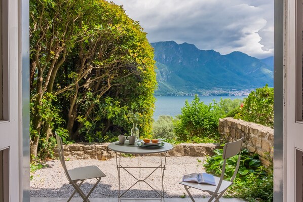 تناول الطعام بالخارج