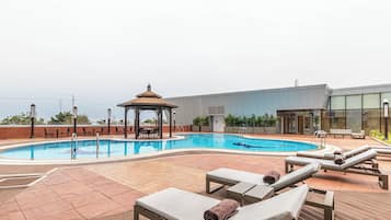 Piscina externa, espreguiçadeiras