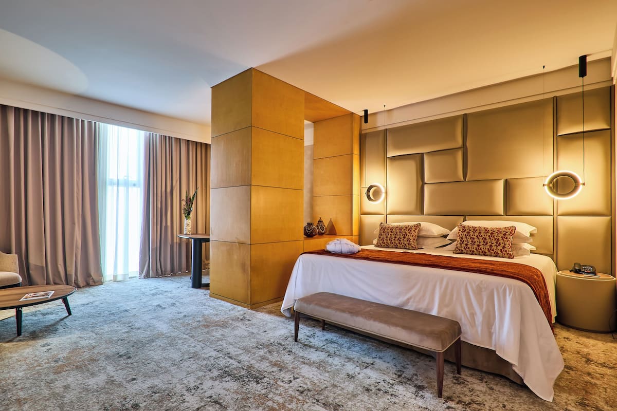 Suite junior | Minibar, caja de seguridad en la habitación y escritorio