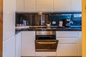 Réfrigérateur, four, lave-vaisselle, cafetière/bouilloire