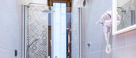 Een douche, een haardroger, een bidet, handdoeken