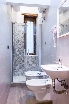 Dusche, Haartrockner, Handtücher