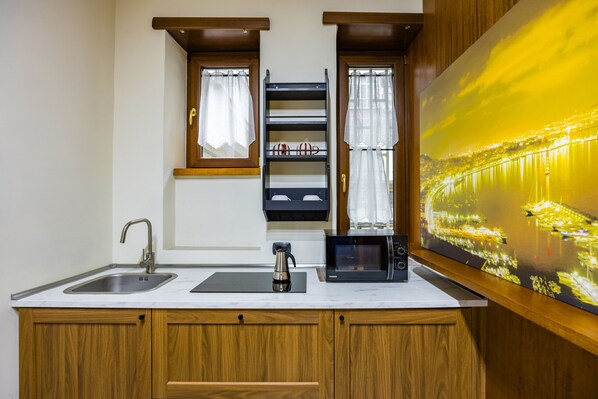 Kühlschrank, Mikrowelle, Wasserkocher mit Kaffee-/Teezubehör