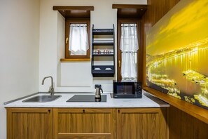 Kühlschrank, Mikrowelle, Wasserkocher mit Kaffee-/Teezubehör