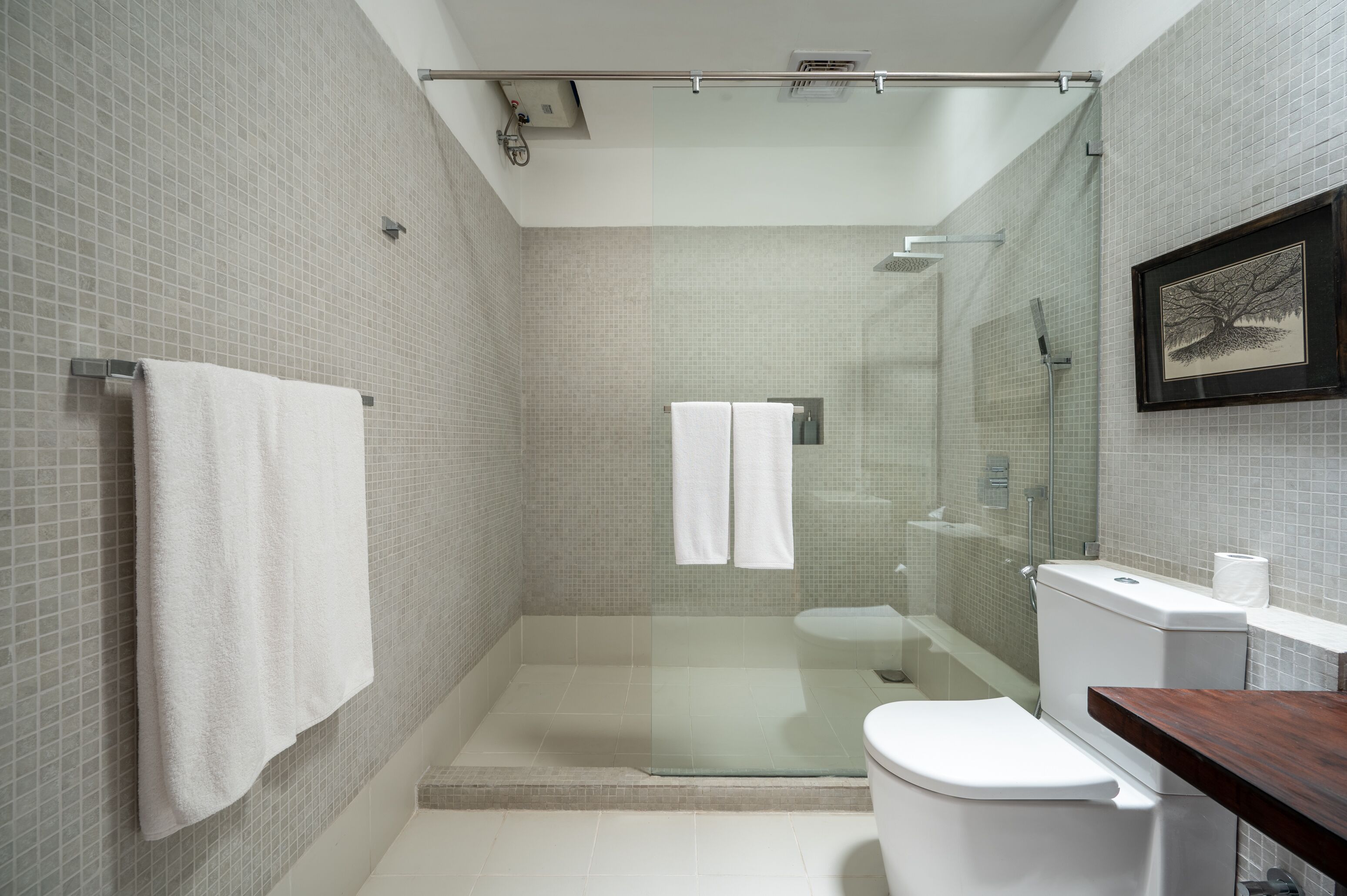 Chambre Double Deluxe | Salle de bain | Douche, douche à « effet pluie », articles de toilette gratuits