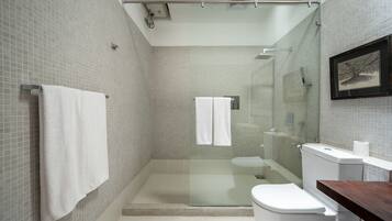 Chambre Double Deluxe | Salle de bain | Douche, douche à « effet pluie », articles de toilette gratuits
