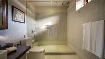 Un bagno moderno con doccia, servizi igienici e lavandino.