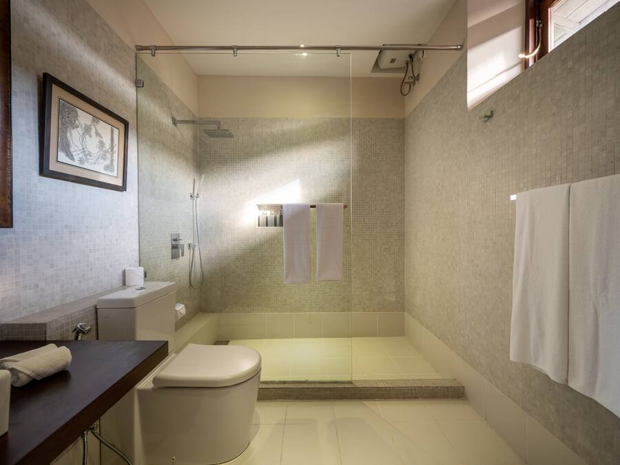 Un bagno moderno con doccia, servizi igienici e lavandino.
